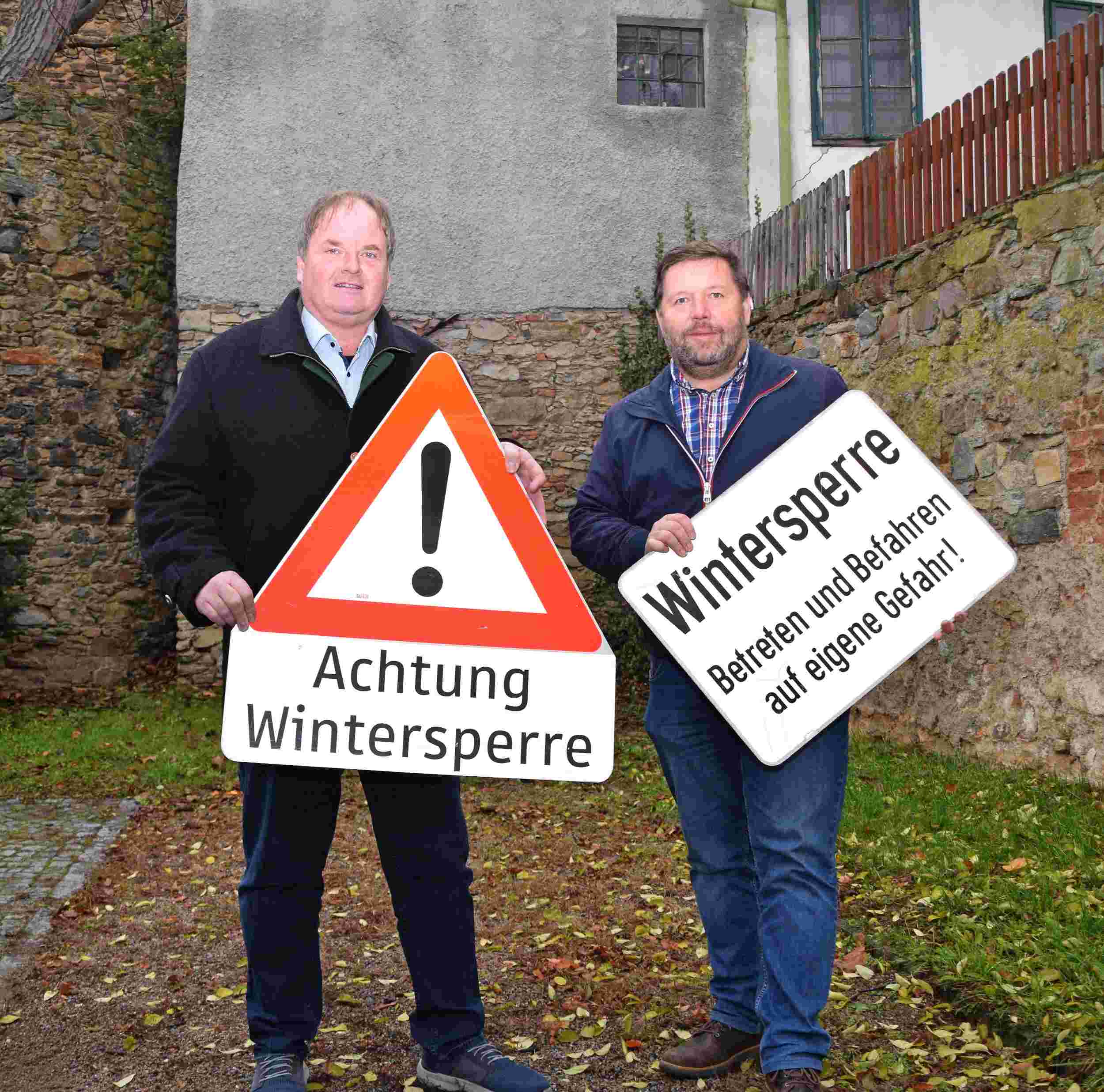 Verkehrsstadtrat Manfred Daniel und Bauhofleiter Johannes Strommer (v. l.) weisen die Bürgerinnen und Bürger auf die Wintersperre untergeordneter Verkehrsflächen hin. Foto: Gabriele Hohenegger 